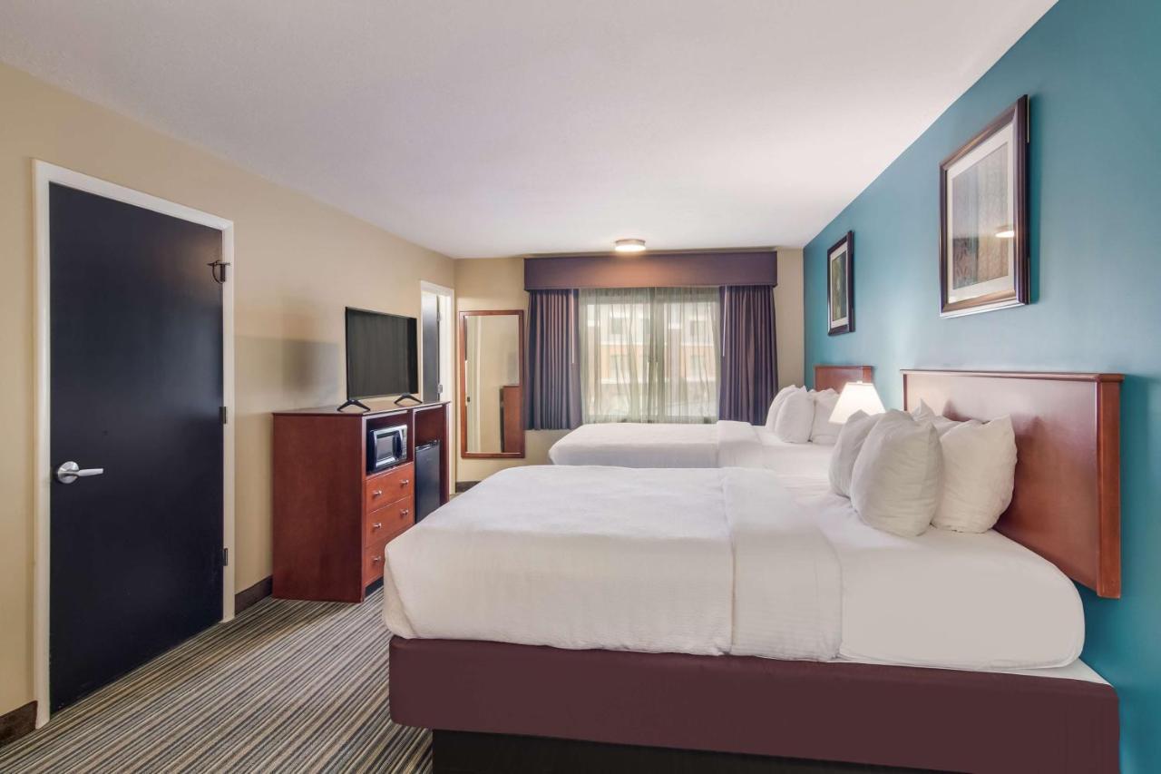 Best Western Plus Травърс Сити Екстериор снимка
