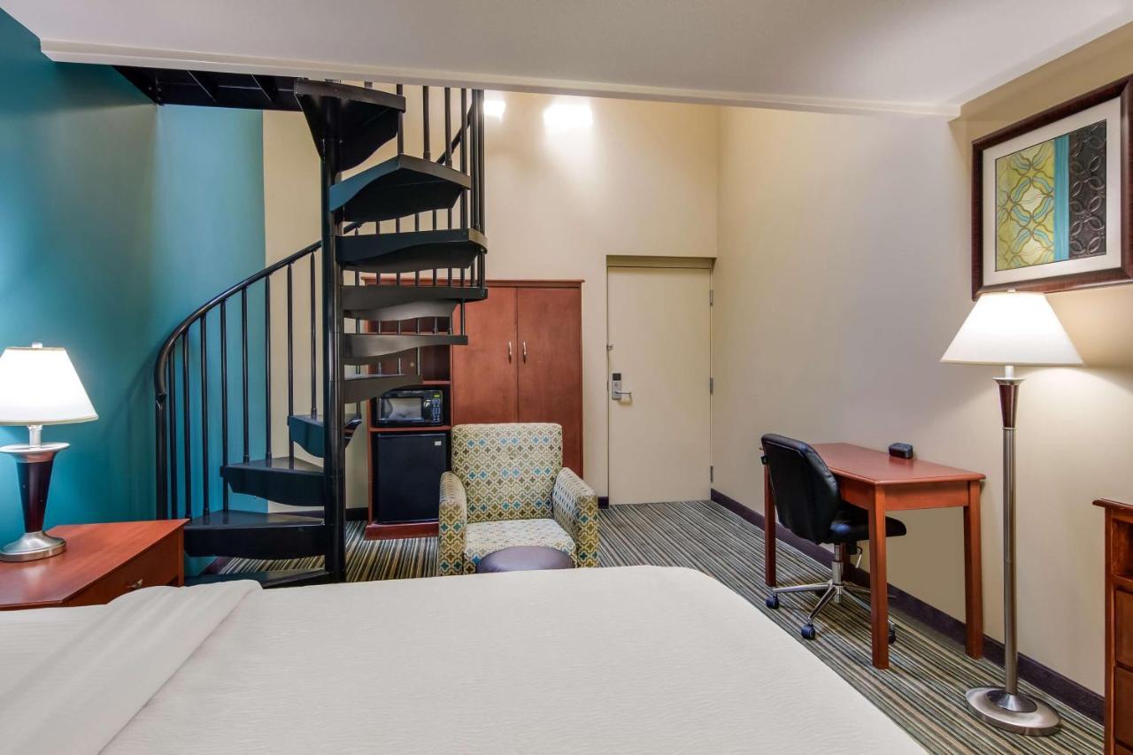 Best Western Plus Травърс Сити Екстериор снимка