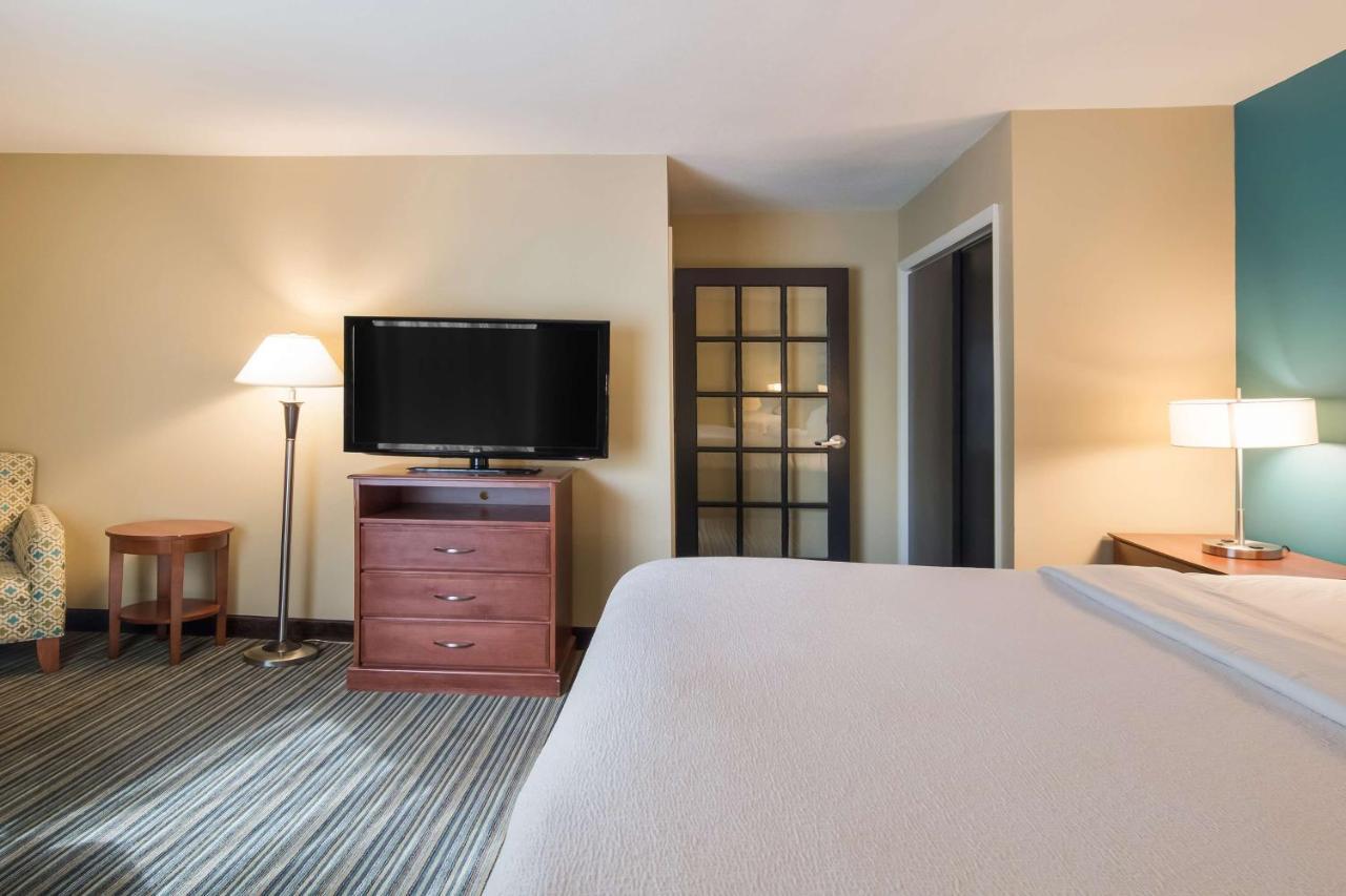 Best Western Plus Травърс Сити Екстериор снимка
