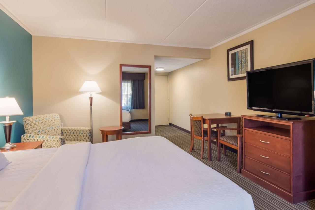 Best Western Plus Травърс Сити Екстериор снимка