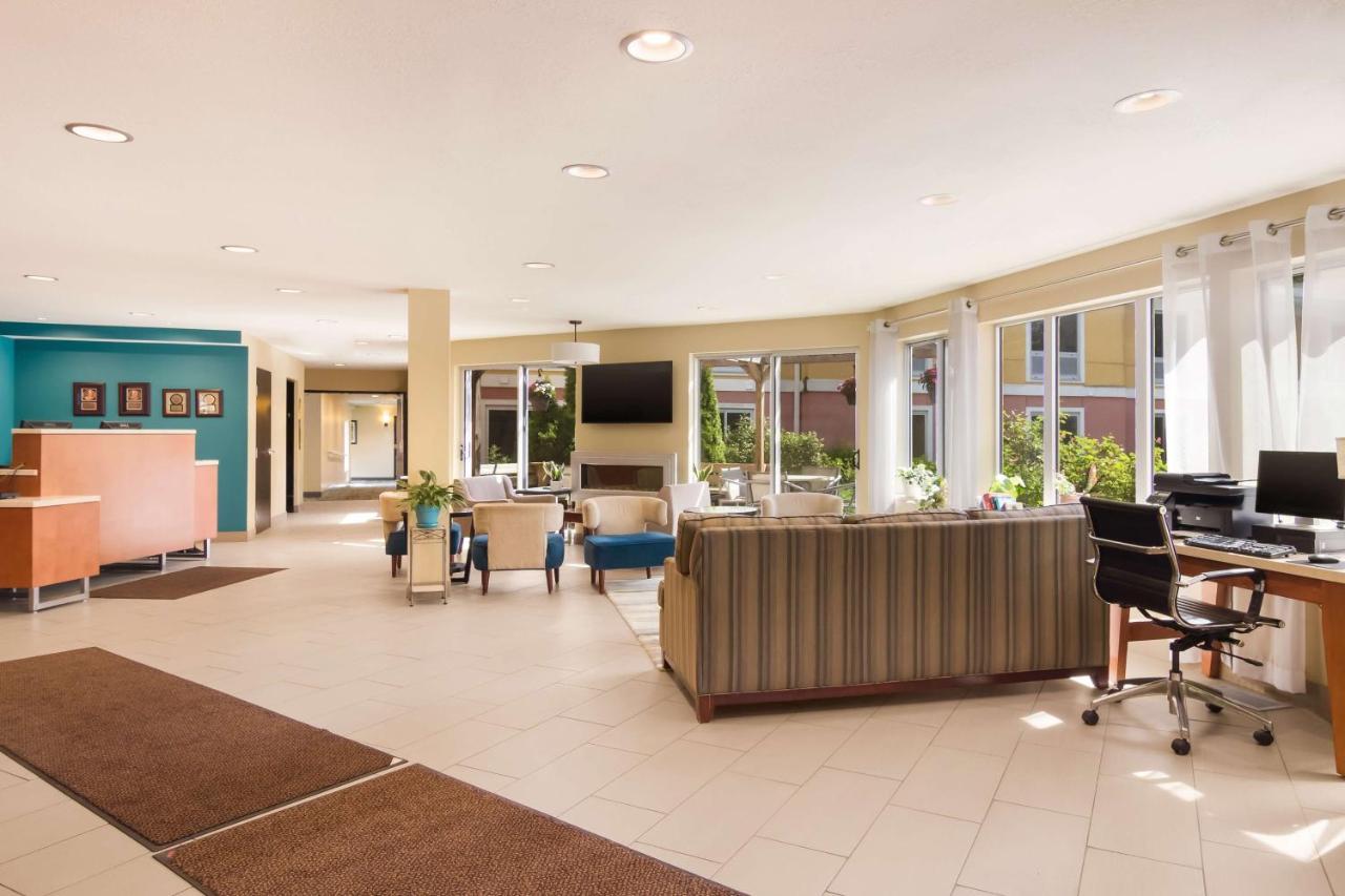 Best Western Plus Травърс Сити Екстериор снимка