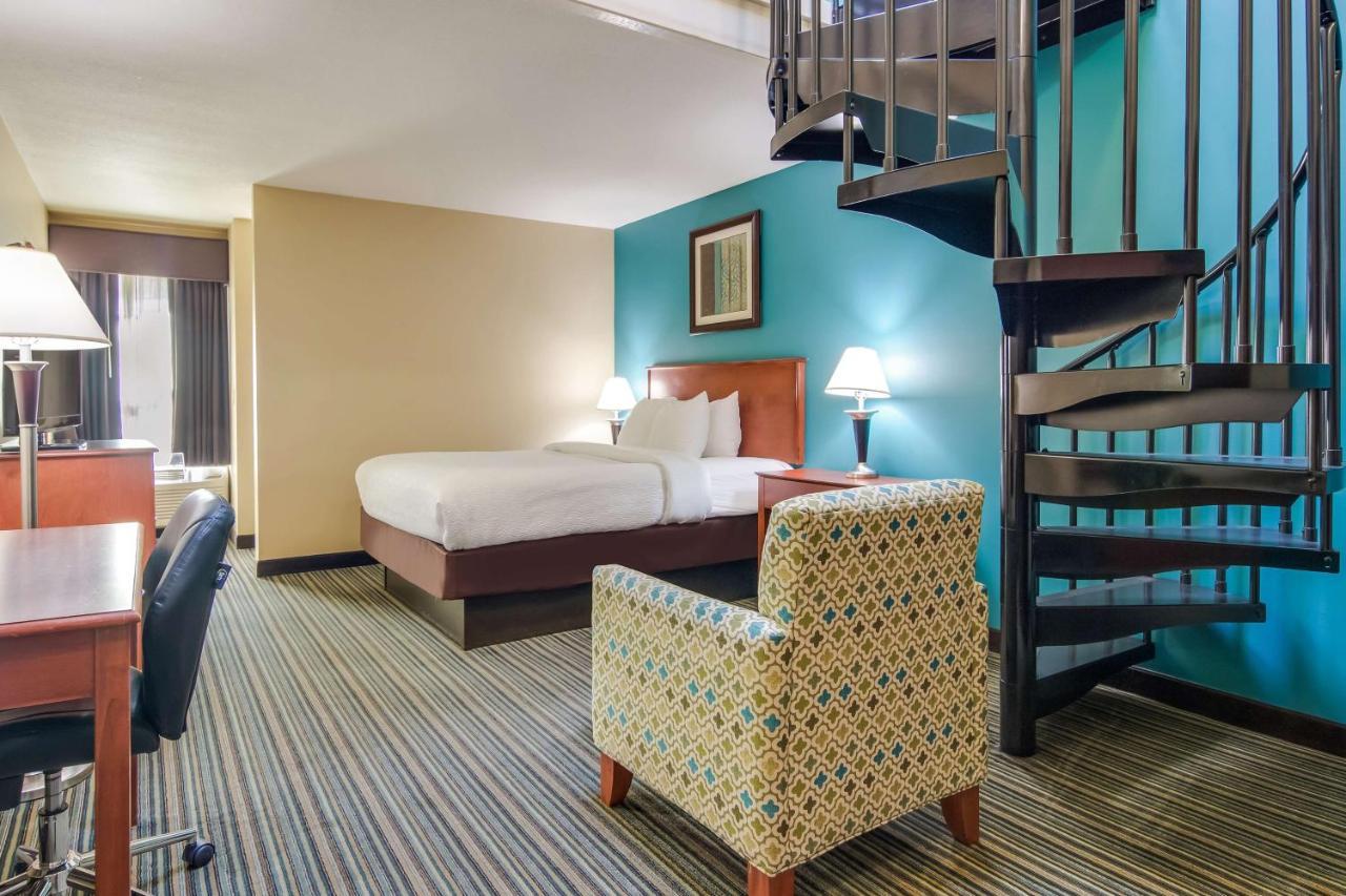 Best Western Plus Травърс Сити Екстериор снимка