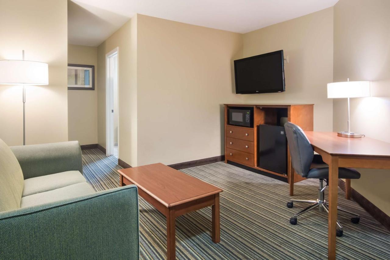 Best Western Plus Травърс Сити Екстериор снимка