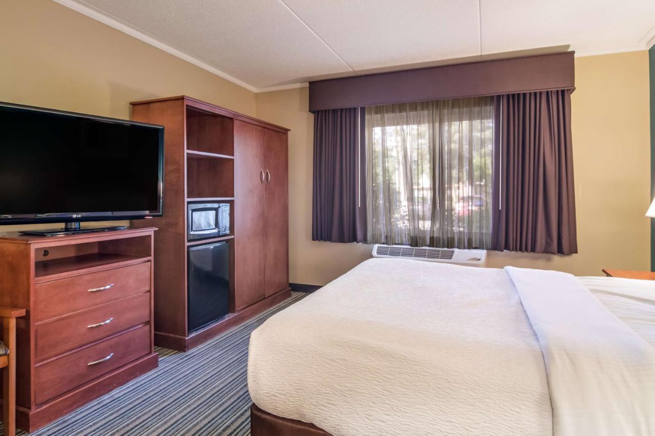 Best Western Plus Травърс Сити Екстериор снимка