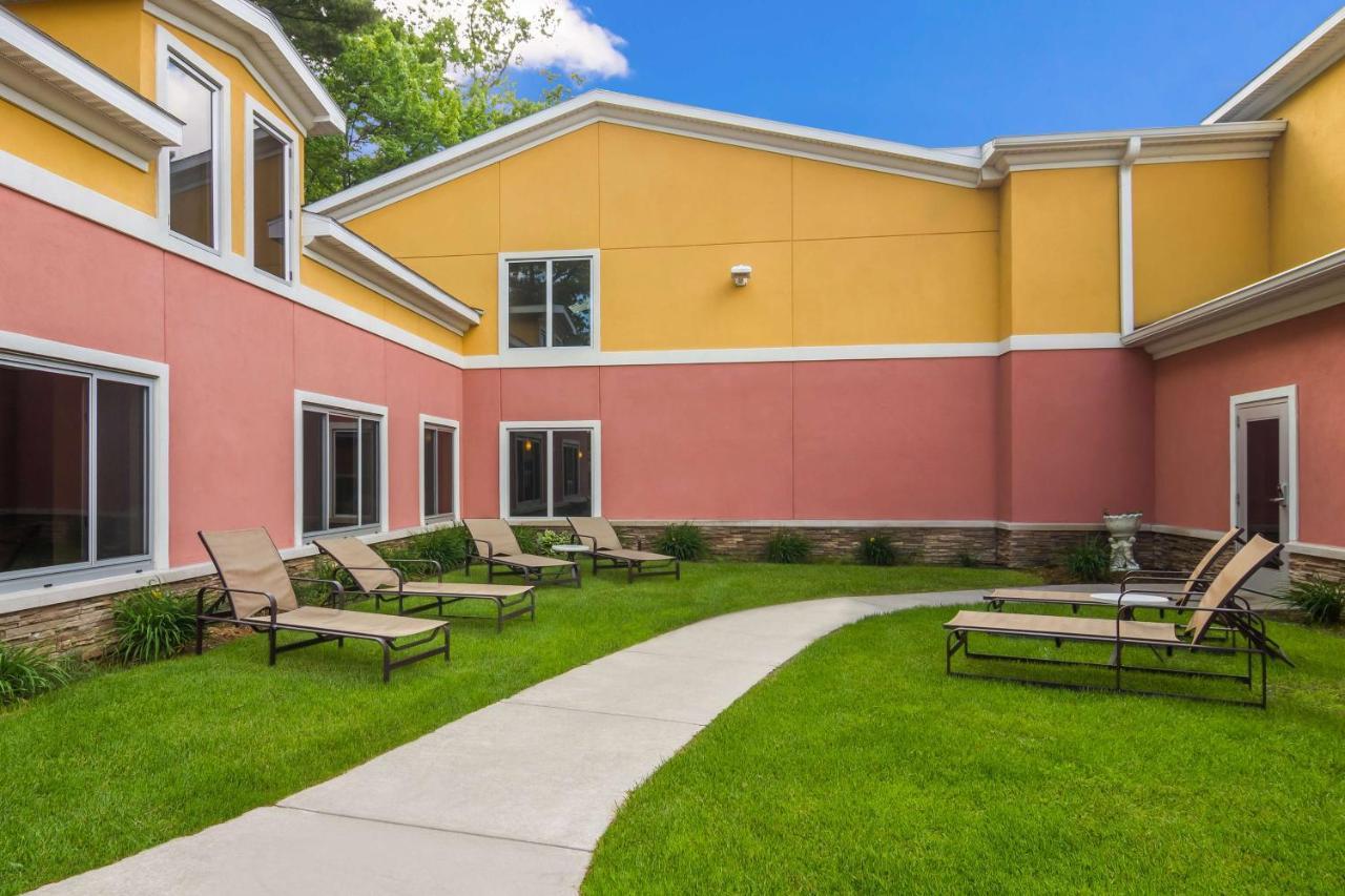 Best Western Plus Травърс Сити Екстериор снимка