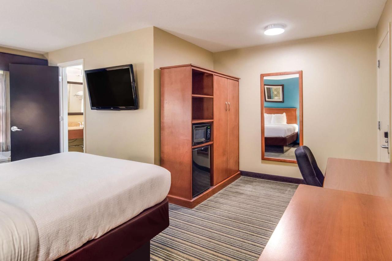 Best Western Plus Травърс Сити Екстериор снимка