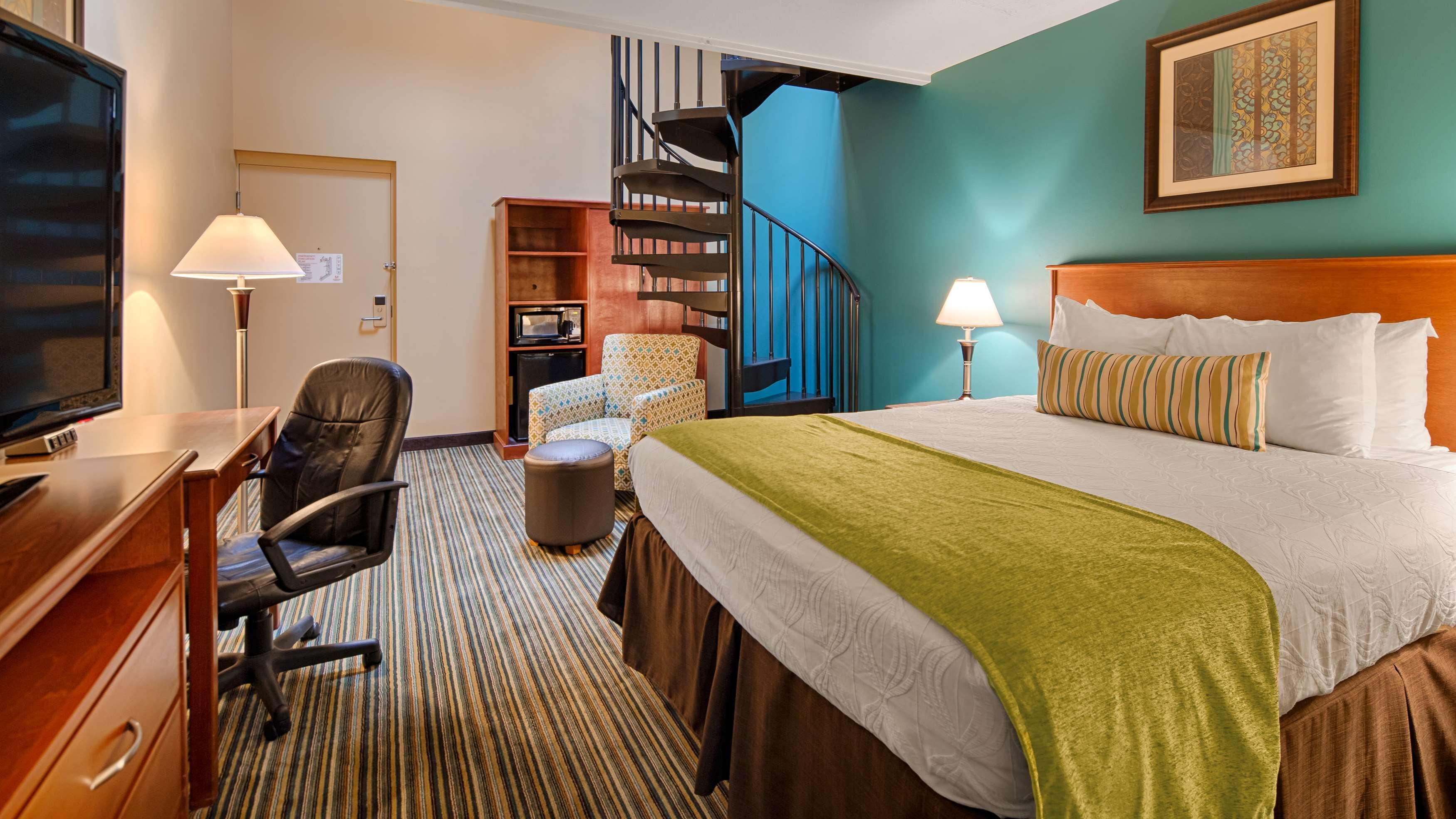 Best Western Plus Травърс Сити Екстериор снимка