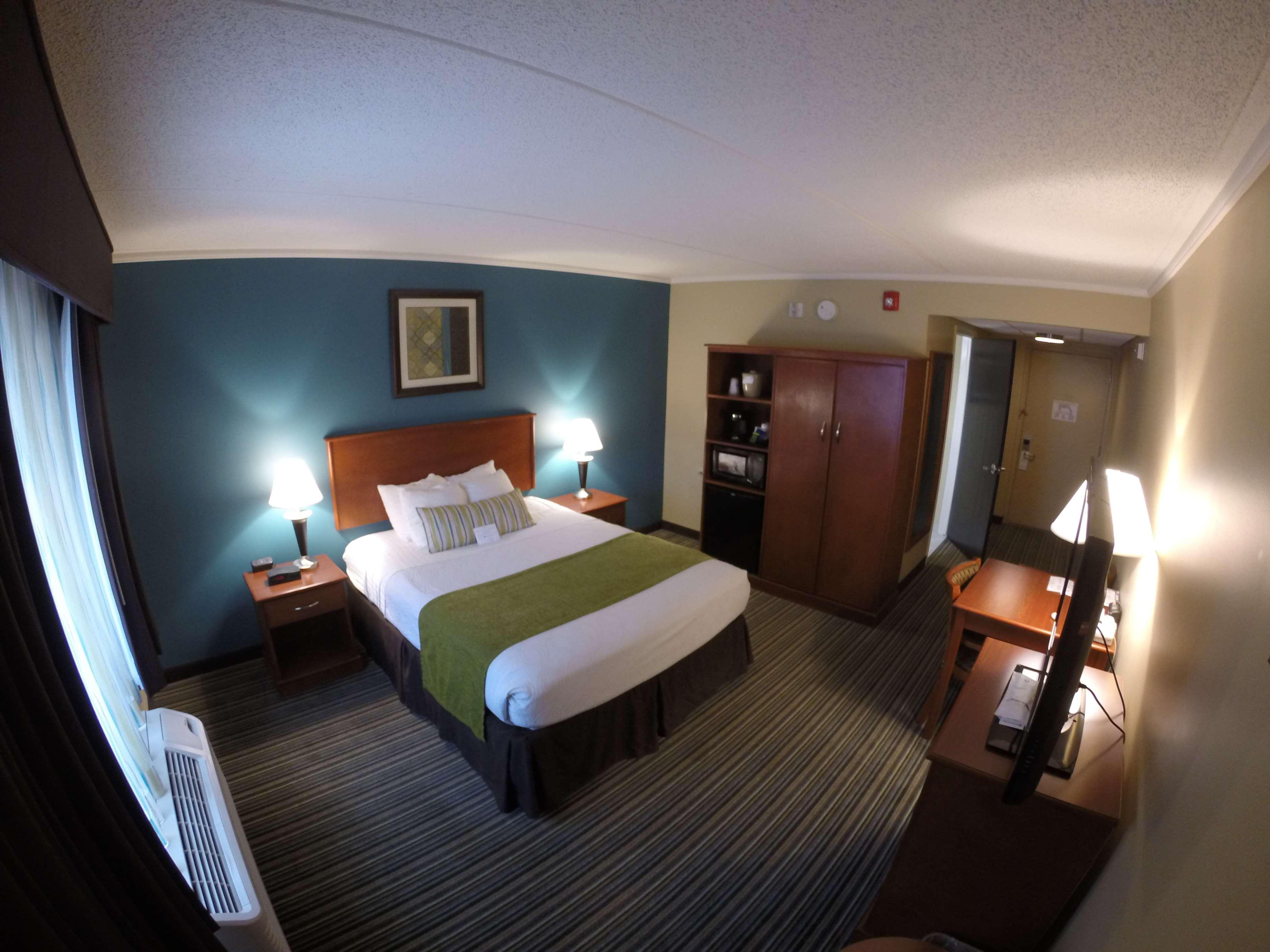 Best Western Plus Травърс Сити Екстериор снимка