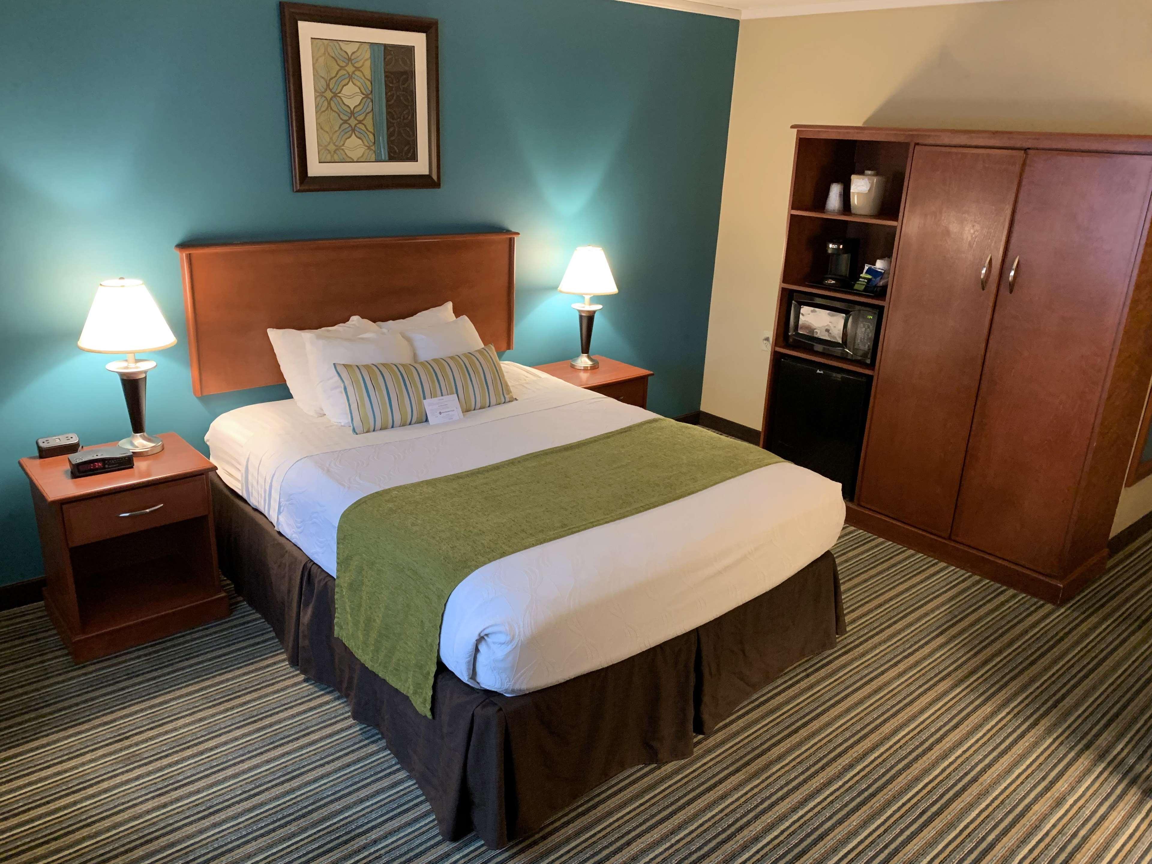 Best Western Plus Травърс Сити Екстериор снимка