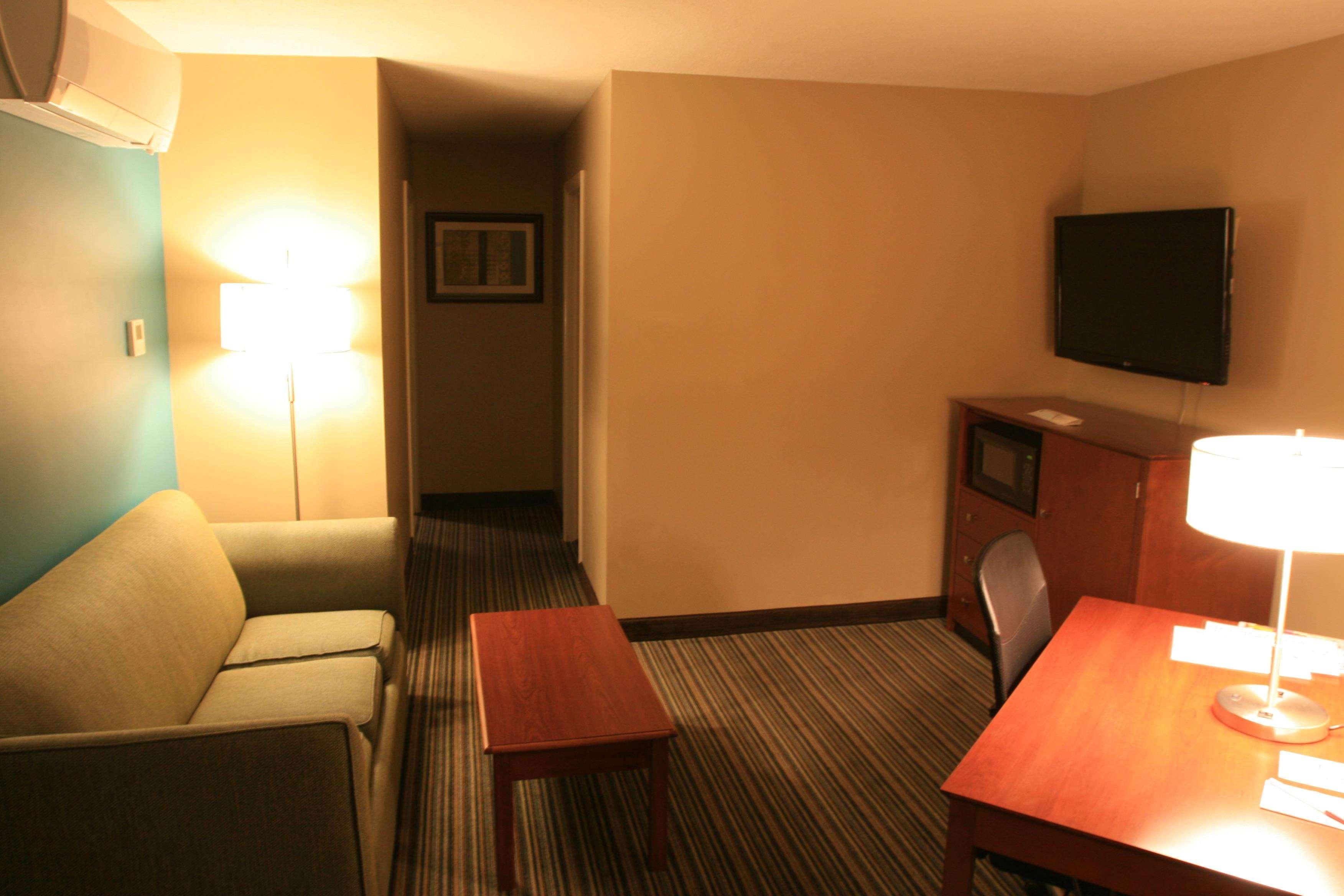 Best Western Plus Травърс Сити Екстериор снимка