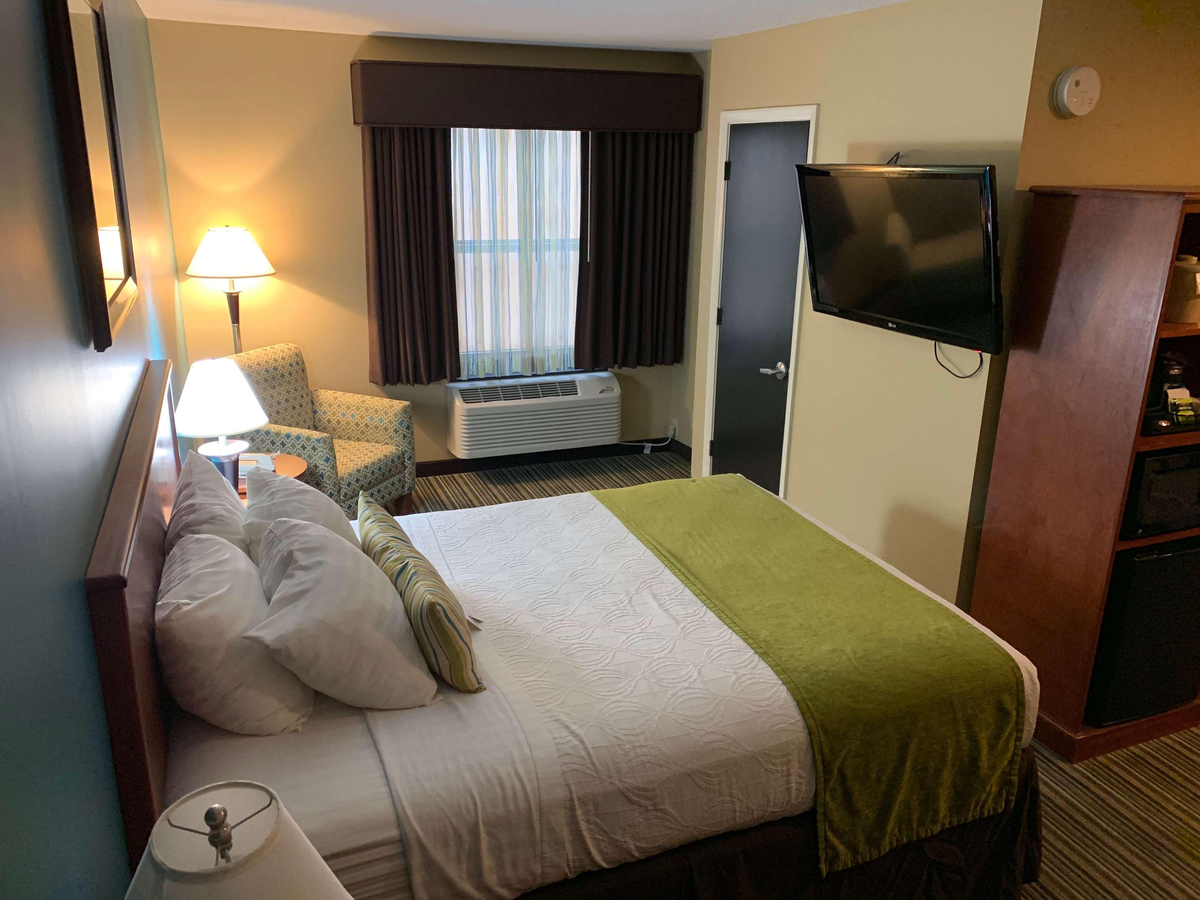 Best Western Plus Травърс Сити Екстериор снимка